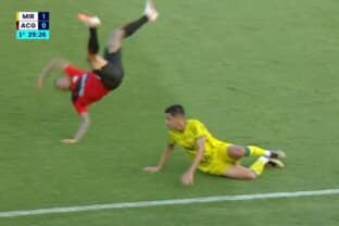 Jogador do Mirassol comete falta violenta em jogo pelo Brasileirão Série B e só recebe amarelo; veja