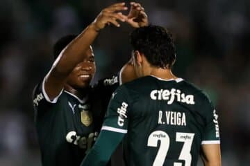 Palmeiras faz 3 a 0 no Inter e dorme líder do Brasileirão